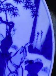 Une assiette en porcelaine de Chine en bleu et blanc &agrave; d&eacute;cor des 'Sept sages dans la for&ecirc;t de bambou', marque de Xuande, Kangxi